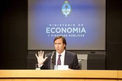 Fotografía cedida por el Ministerio argentino de Economía del titular de esta cartera, Hernán Lorenzino, durante una rueda de prensa. EFE/Archivo