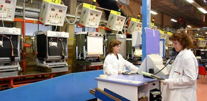 Mujeres trabajadoras en una planta de Fagor.