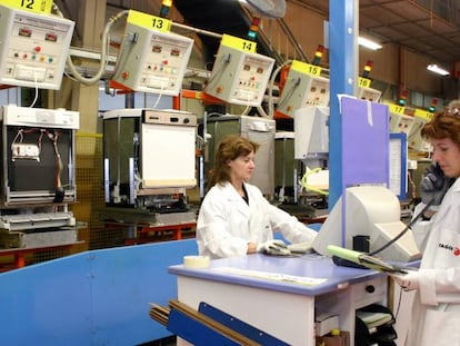 Mujeres trabajadoras en una planta de Fagor.