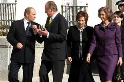 Los Reyes conversan con el presidente ruso, Vladimir Putin (i), y su esposa, Liudmila Putin (2d), en el Palacio de El Pardo.