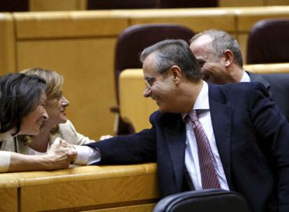 El ministro de Industria, Turismo y Comercio, Miguel Sebastián (dcha.), y el de Trabajo e Inmigración, Celestino Corbacho conversan con dos senadoras en la sesión de control al Gobierno, esta tarde en el pleno del Senado.