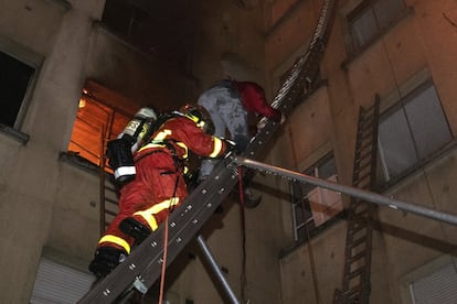Los equipos de rescate no descartan que aparezcan nuevas víctimas, en particular en las plantas superiores, las últimas en las que se extendió el fuego.