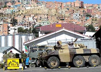 Varias tanquetas del Ejército boliviano custodian un puesto militar ayer en La Paz.