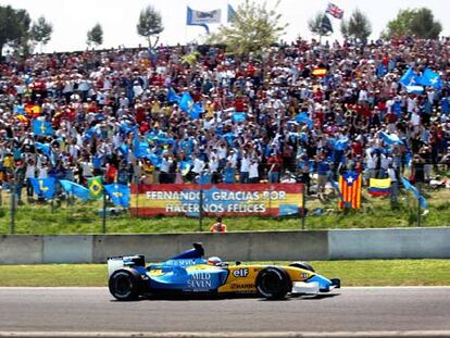 Fernando Alonso, en el Gran Premio de España de 2003, ante miles de seguidores.