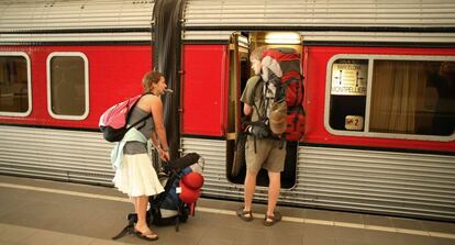 Una parella puja a un tren a Montpeller (França).