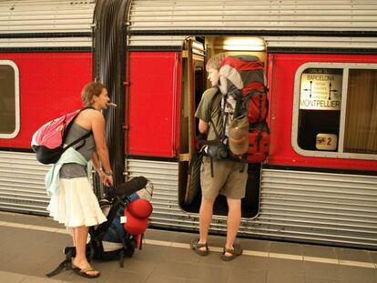 Una parella puja a un tren a Montpeller (França).
