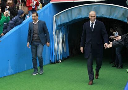 El entrenador del Real Madrid, el francés Zinedine Zidane (d), y el del Getafe, el argentino Juan Eduardo Esnáider (i).