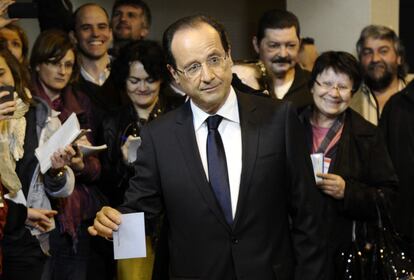 El candidato de los socialistas, François Hollande, deposita su voto en un colegio electoral de Tulle, al suroeste de Francia.