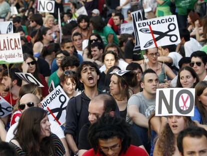 Manifestación de centenares de estudiantes y profesores convocados en contra de los recortes en educación y la subida de las tasas universitarias, en Madrid.