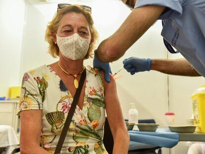 Un sanitario inyecta este jueves en Bilbao una segunda dosis de la vacuna de Pfizer / Biontech a una mujer de entre 55 y 60 años.