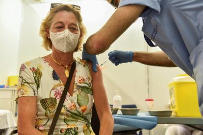 Un sanitario inyecta este jueves en Bilbao una segunda dosis de la vacuna de Pfizer / Biontech a una mujer de entre 55 y 60 años.