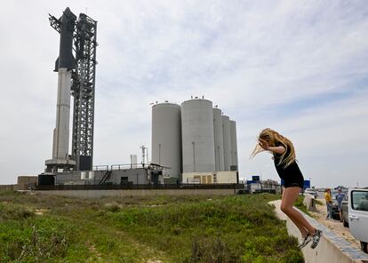 El esperado despegue del cohete Starship de la empresa espacial SpaceX, considerado el más potente jamás construido, no pudo realizarse este lunes por problemas técnicos desde las instalaciones de la compañía del multimillonario Elon Musk en Texas (EE UU) y se retrasa al menos hasta el miércoles. Iba a ser la primera prueba del cohete diseñado para llevar personas a la Luna y Marte.