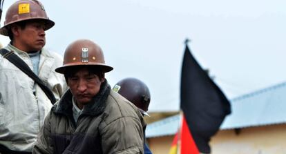 Mineiros bloqueiam estrada entre Oruro e Cochabamba.