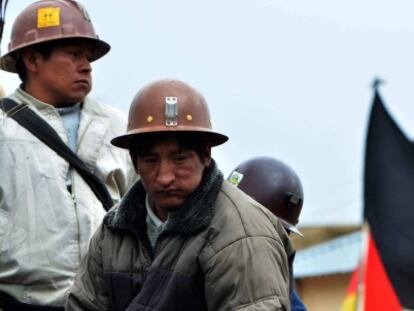 Mineros cortan una carretera entre Oruro y Cochabamba. 