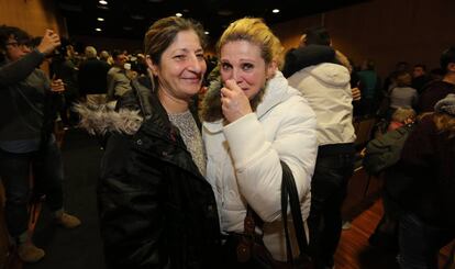 Marinela Ciupercovici, con abrigo blanco, llora de alegr&iacute;a al enterarse de que le ha tocado una vivienda de protecci&oacute;n oficial en Boadilla del Monte.