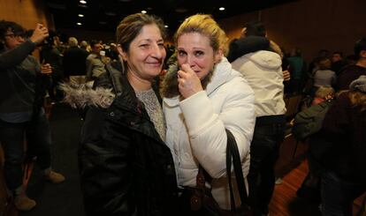 Marinela Ciupercovici, con abrigo blanco, llora de alegría al enterarse de que le ha tocado una vivienda de protección oficial en Boadilla del Monte.