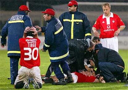 Los mdicos del Benfica y el Vitoria intentan reanimar a Feher en el csped del estadio de Guimar?es.