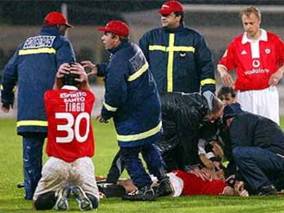Los médicos del Benfica y el Vitoria intentan reanimar a Feher en el césped del estadio de Guimarães.