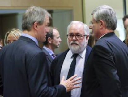 El ministro español de Agricultura y Pesca, Miguel Arias Cañete (centro), conversa con el vicesecretario británico de Medioambiente y Pesca, Richard Benyon (izda), y el comisario europeo de Salud y Consumo, Tonio Borg, ayer.