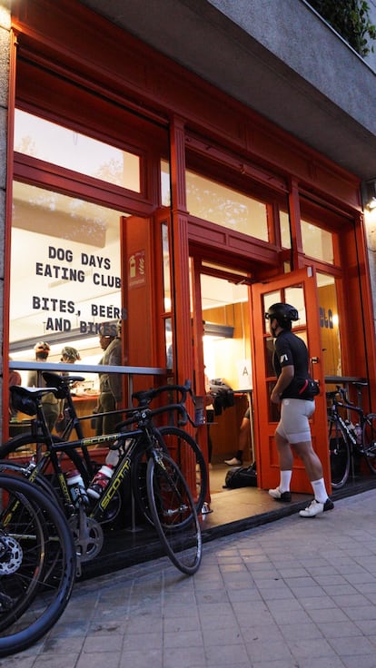 Ciclistas entrando en el bar madrileño de La Grupeta. Imagen proporcinada por el establecimiento.