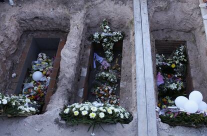 Los ataúdes de Paola, Daniela y Viviana en el cementerio de Ocotlán, el 22 de enero de 2023.