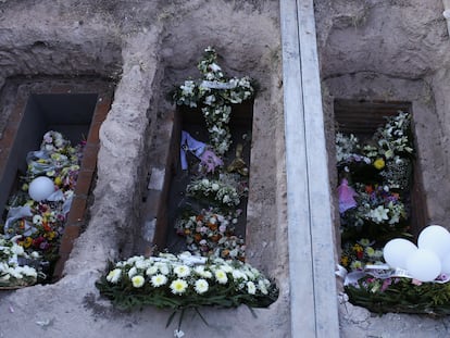 Los ataúdes de Paola, Daniela y Viviana en el cementerio de Ocotlán, el 22 de enero de 2023.