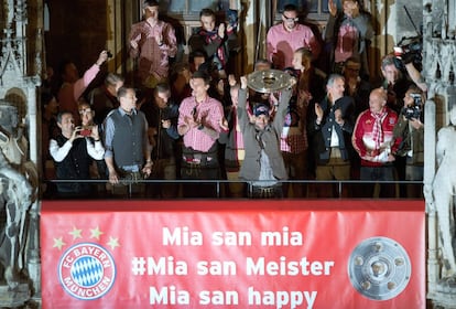 Guardiola, con sus jugadores, en el balcón del Ayuntamiento de Múnich.