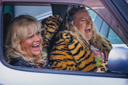 De izquierda a derecha, Camille Coduri y Harriet Webb, en la tercera temporada de 'Big Boys'.