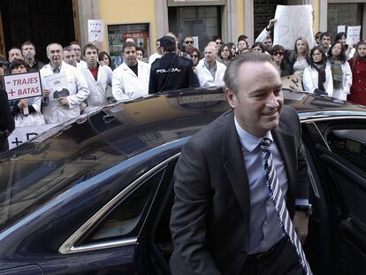 Trabajadores del Instituto de Cerámica protestaron ayer por los despidos en Castellón ante Alberto Fabra, quien ni los miró.