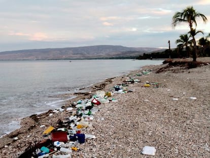 Plásticos en una playa de Haití