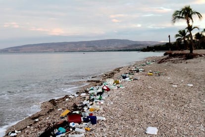 Plásticos en una playa de Haití