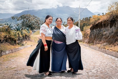 Las parteras Martha Arotingo, Luzmila Bonilla y Carmen Morán frente al volcán conocido como Taita Imbabura.