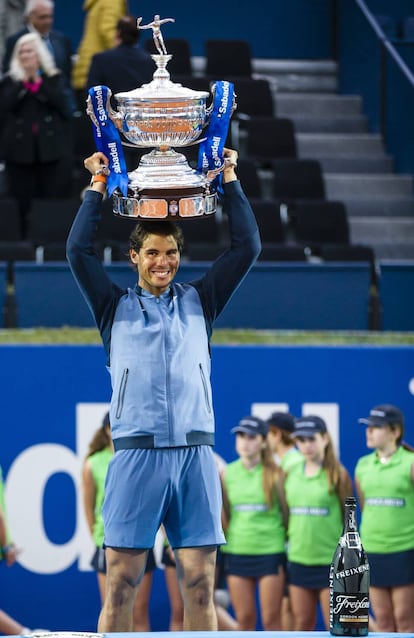 Rafa Nadal levantando la copa del 64º Trofeo Conde Godó el pasado mes de abril, en Barcelona.