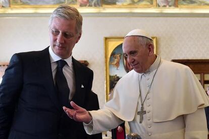 El papa Francisco junto al rey Felipe de Bélgica, este lunes.