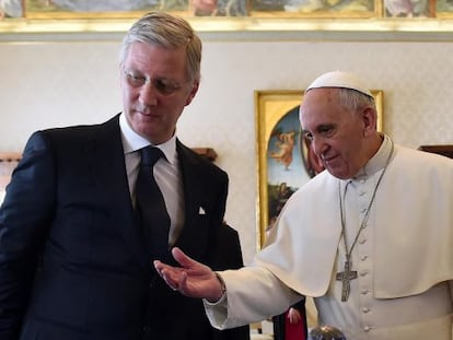 O papa Francisco (à dir.) recebe o rei Felipe, da Bélgica, na segunda-feira.