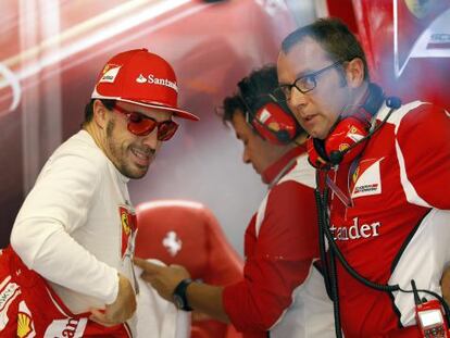 Domenicali charla con Alonso en el box de Ferrari.