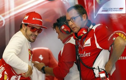 Domenicali charla con Alonso en el box de Ferrari.