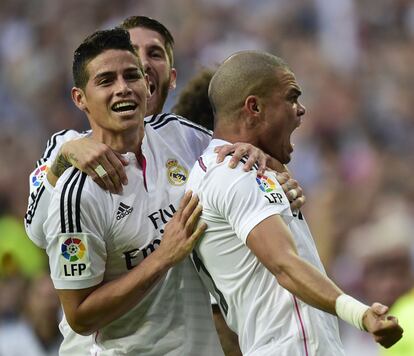 El defensa del Real Madrid, Pepe, celebra el segundo gol de su equipo junto a sus compañeros.