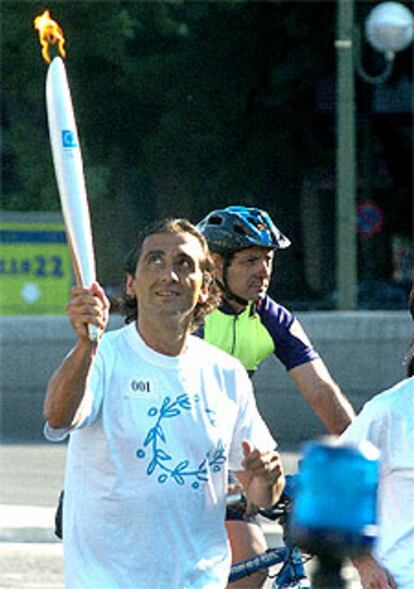 Manuel Estiarte, dos veces medallista olímpico con la selección española de waterpolo y actual miembro del
COI, ha sido el encargado de abrir el relevo de la antorcha. Varios centenares de personas esperaban su salida en el paseo de la Castellana.