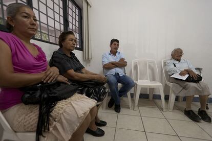 Miembros de la pastoral del consuelo, en Apatzing&aacute;n, reunidos el pasado martes. Desde septiembre visitan a los familiares de las v&iacute;ctimas y los acompa&ntilde;an en el duelo.