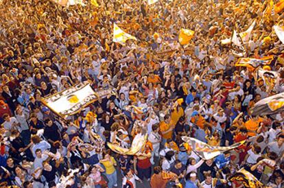 Miles de aficionados del Valencia se han concentrado, nada más terminar el encuentro, en diferentes puntos de la ciudad levantina para festejar el título de su equipo. No ha faltado el grito de "campeones, campeones", ni tampoco el ya clásico "ché, que bó" (che, que bien), que se alternaban con cánticos con el nombre de los jugadores y también del técnico, que ha sido  uno de los más aclamados por los aficionados.