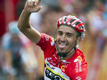 Juan José Cobo celebra su victoria poco antes de entrar a meta.