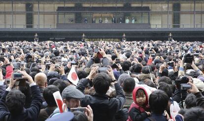 Miles de personas fotografían a la familia imperial japonesa, hoy en Tokio durante la celebración del cumpleaños del emperador Akihito.
