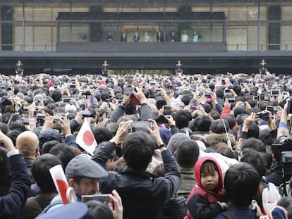 Miles de personas fotografían a la familia imperial japonesa, hoy en Tokio durante la celebración del cumpleaños del emperador Akihito.