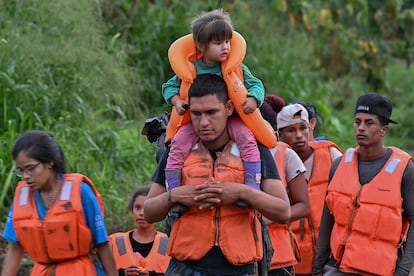 Migrantes hacen cola para ser transportados desde el pueblo de Canaan Membrillo hasta la Estación de Recepción de Migrantes en Meteti, Provincia de Darién, Panamá, el 13 de octubre.