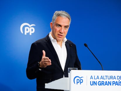 El coordinador general del PP, Elías Bendodo, durante la rueda de prensa que ha ofrecido este lunes en la sede de Génova, en Madrid.