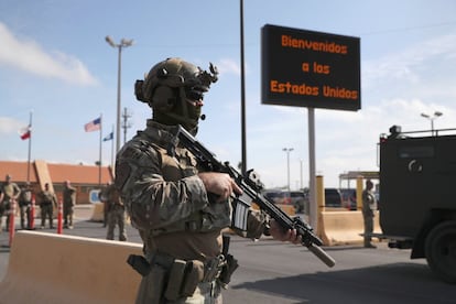 Un soldado con un rifle en la frontera de EE UU y México, en Hidalgo (Texas). El presidente Trump ha ordenado la entradas de tropas del ejército  a la frontera ante la llegada de la caravana de migrantes hondureños en las próximas semanas.
