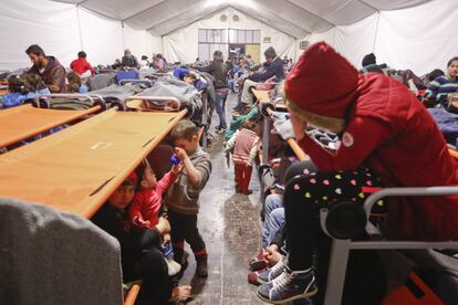 CARPAS: Un grupo de refugiados pasa el tiempo en las literas dobles que comparten en las grandes tiendas habilitadas por ACNUR (la agencia de la ONU para los refugiados).