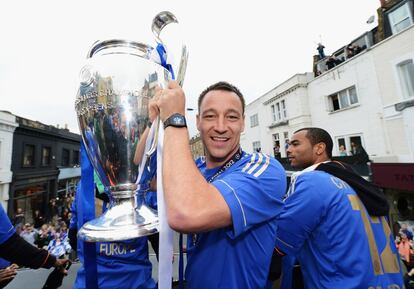 El capitán del Chelsea, John Terry, posa junto a Cole con el trofeo de la 'Champions'.