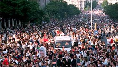 Uno de los tramos de la marcha-fiesta celebrada ayer en Madrid, a su paso por la calle de Alcalá.